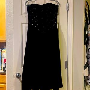 Women’s black velvet strapless gown
